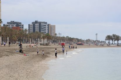 Almerienses disfrutando de la orilla del mar.