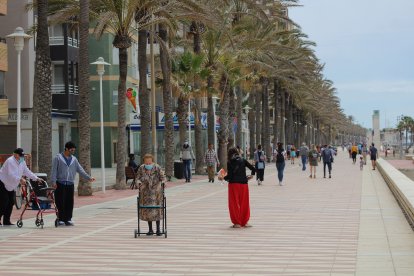 Almerienses, de todas las edades, disfrutando de la jornada matinal del sábado en el Paseo Marítimo.