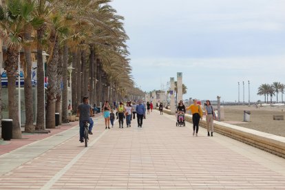 Almerienses disfrutando de la jornada matinal del sábado en el Paseo Marítimo.
