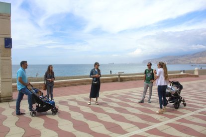 Almerienses disfrutando de la jornada matinal del sábado en el Paseo Marítimo.