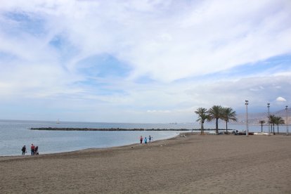 Almerienses disfrutando de la orilla del mar.