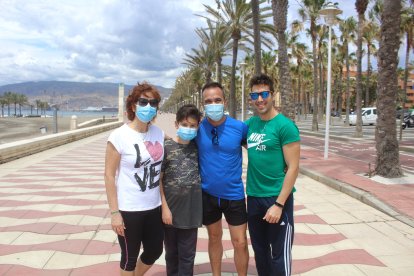 Jesús y Mari Angus con sus hijos, Sujo y Alejandro.