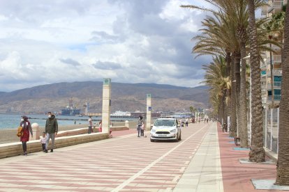 Patrulla de la Policía Local en el Paseo Marítimo.