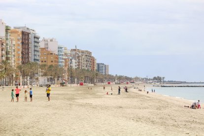Almerienses disfrutando de la orilla del mar.