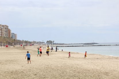 Almerienses disfrutando de la orilla del mar.