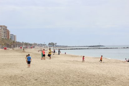 Almerienses disfrutando de la orilla del mar.