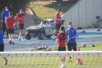 Guti habla con Aguza.