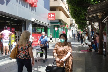 Las mascarilla también se impone en el centro de la ciudad.