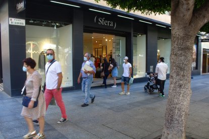 Las mascarilla también se impone en el centro de la ciudad.