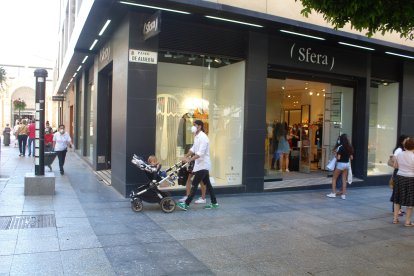 Las mascarilla también se impone en el centro de la ciudad.