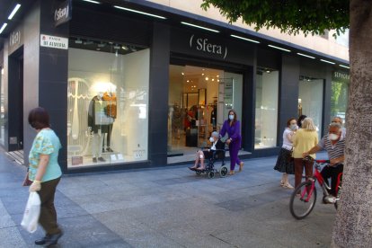 Las mascarilla también se impone en el centro de la ciudad.