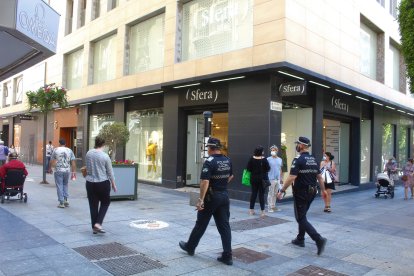 Las mascarilla también se impone en el centro de la ciudad.