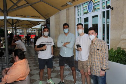 Rafa Díaz, responsable de Molly Group Burana, junto a clientes.