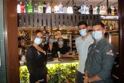 Rafa Díaz, responsable de Molly Group Burana, junto a los profesionales de hostelería.