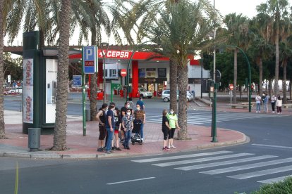 De paseo y con mascarilla por la Avenida Federico García Lorca.