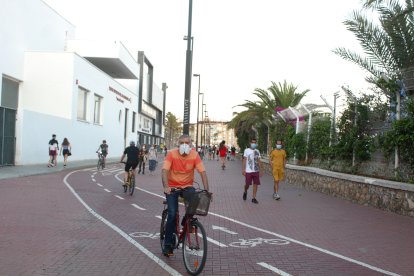 Ciclista y con mascarilla por el carril bici del Parque de las Almadrabillas.