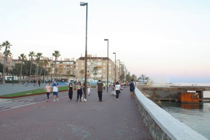 El uso de la mascarilla se impone en el Paseo Marítimo.