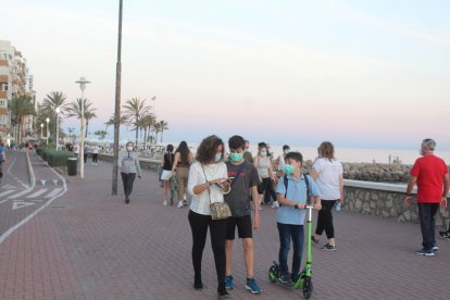 El uso de la mascarilla se impone en el Paseo Marítimo.