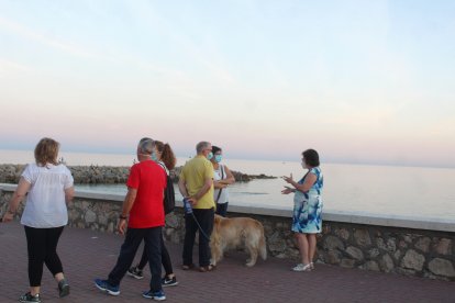 El uso de la mascarilla se impone en el Paseo Marítimo.