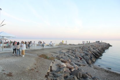 Almerienses en el espigón de la Playa de San Miguel.