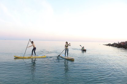 Deporte de stand up paddle en la Playa de San Miguel.