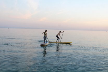 Deporte de stand up paddle en la Playa de San Miguel.