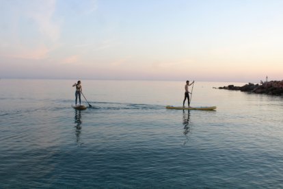 Deporte de stand up paddle en la Playa de San Miguel.