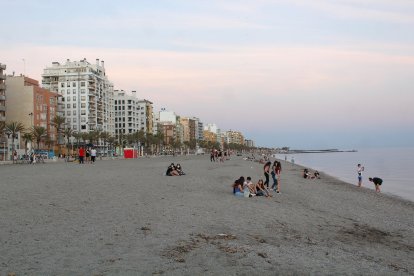 Aspecto de la Playa de San Miguel a las ocho y media de la tarde.