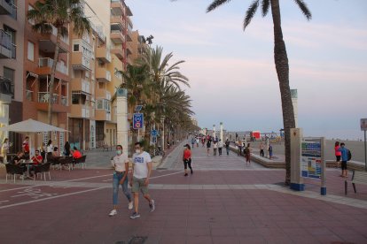 El uso de la mascarilla se impone en el Paseo Marítimo.