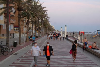 El uso de la mascarilla se impone en el Paseo Marítimo.