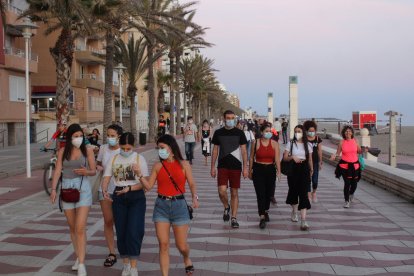 El uso de la mascarilla se impone en el Paseo Marítimo.