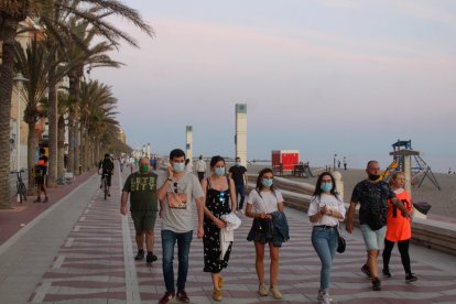 El uso de la mascarilla se impone en el Paseo Marítimo.