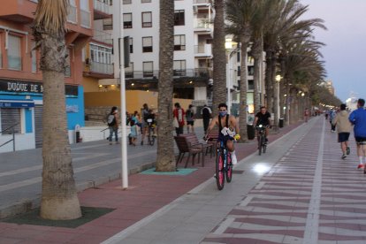 Ciclista con mascarilla en el Paseo Marítimo.