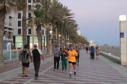 El uso de la mascarilla se impone en el Paseo Marítimo.