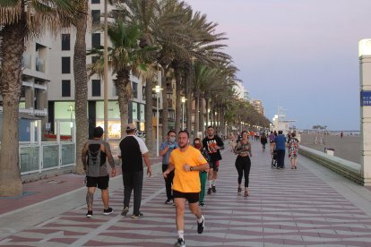 El uso de la mascarilla se impone en el Paseo Marítimo.