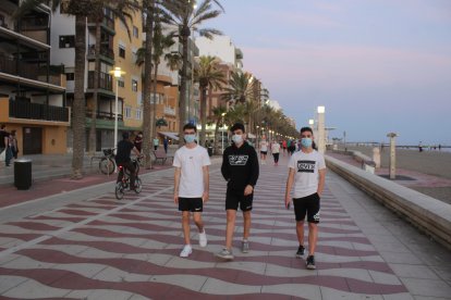 El uso de la mascarilla se impone en el Paseo Marítimo.