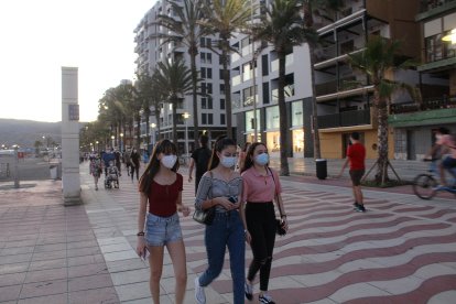 El uso de la mascarilla se impone en el Paseo Marítimo.