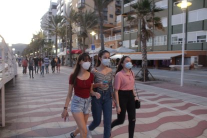 El uso de la mascarilla se impone en el Paseo Marítimo.