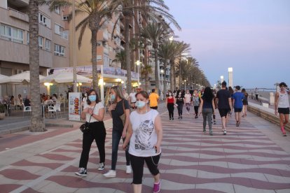 El uso de la mascarilla se impone en el Paseo Marítimo.