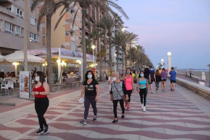 El uso de la mascarilla se impone en el Paseo Marítimo.