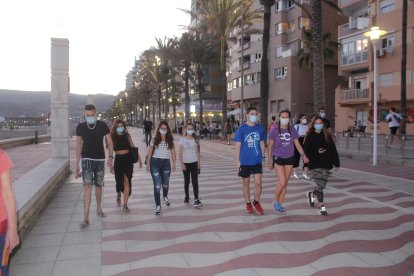 El uso de la mascarilla se impone en el Paseo Marítimo.