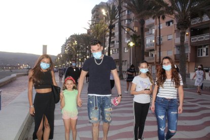 El uso de la mascarilla se impone en el Paseo Marítimo.