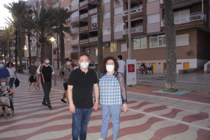 El uso de la mascarilla se impone en el Paseo Marítimo.