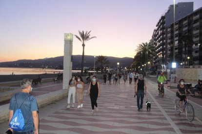 El uso de la mascarilla se impone en el Paseo Marítimo.