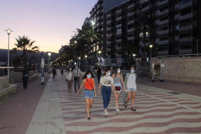El uso de la mascarilla se impone en el Paseo Marítimo.