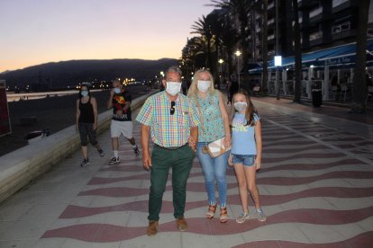 El uso de la mascarilla se impone en el Paseo Marítimo.