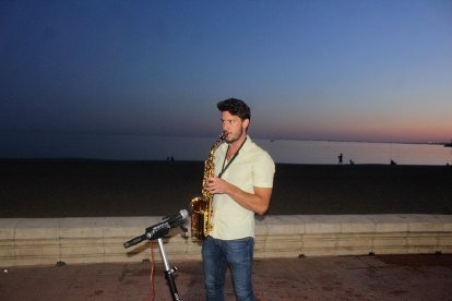 Música en vivo en el Paseo Marítimo.