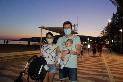 El uso de la mascarilla se impone en el Paseo Marítimo.