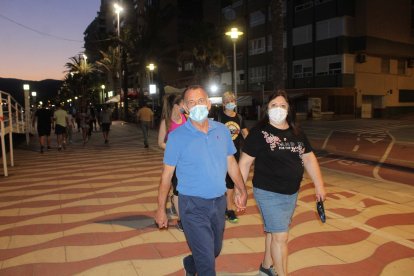 El uso de la mascarilla se impone en el Paseo Marítimo.