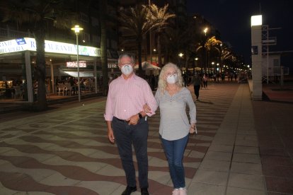 El uso de la mascarilla se impone en el Paseo Marítimo.